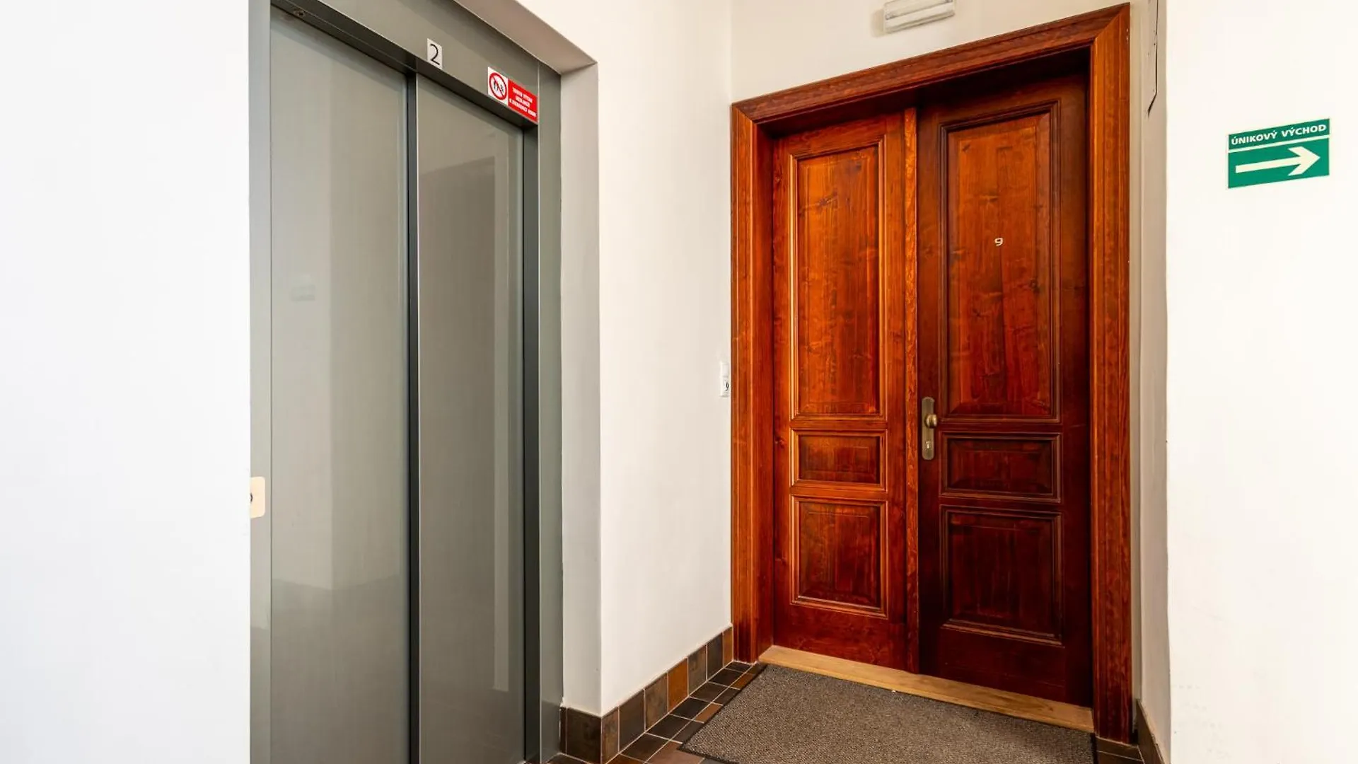 Central Cozy Gateway Prague Apartment
